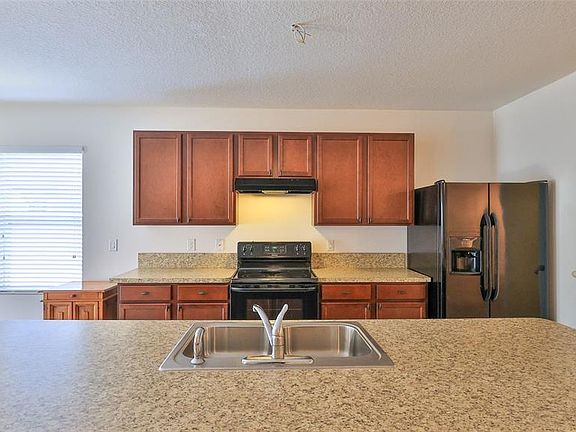 3rd image of 346 Admiralty Ct