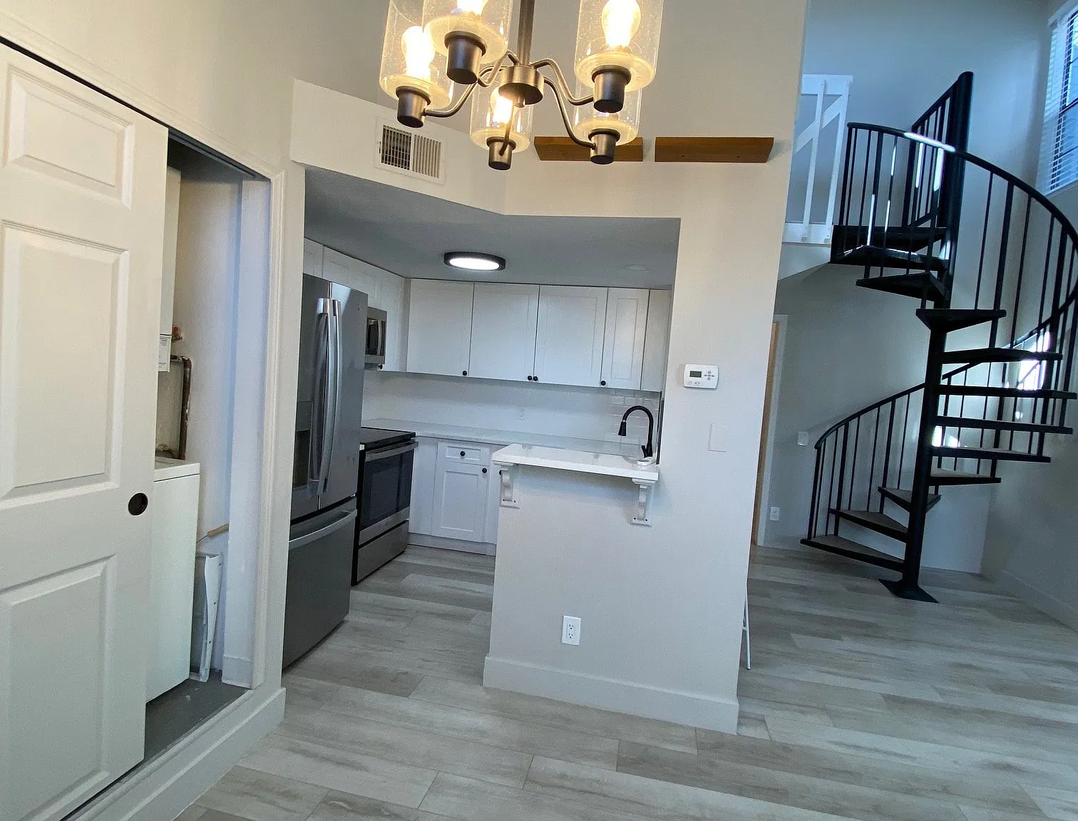 Updated 2-Bedroom Condo | Loft Style, Spiral staircase, Vaulted Ceilings, Balcony| Littleton — Photo 4