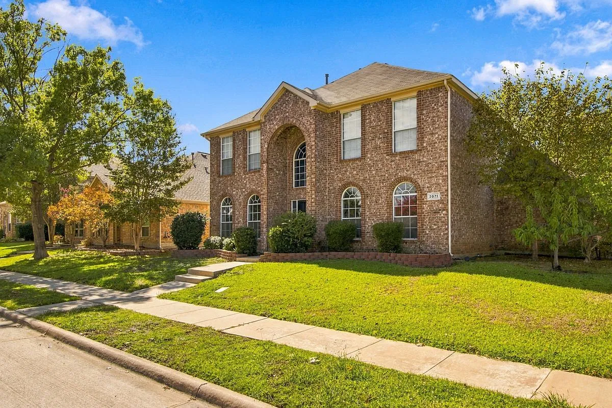 4 bed, 2.5 bath, 2479 sqft, $3,200 — Photo 3