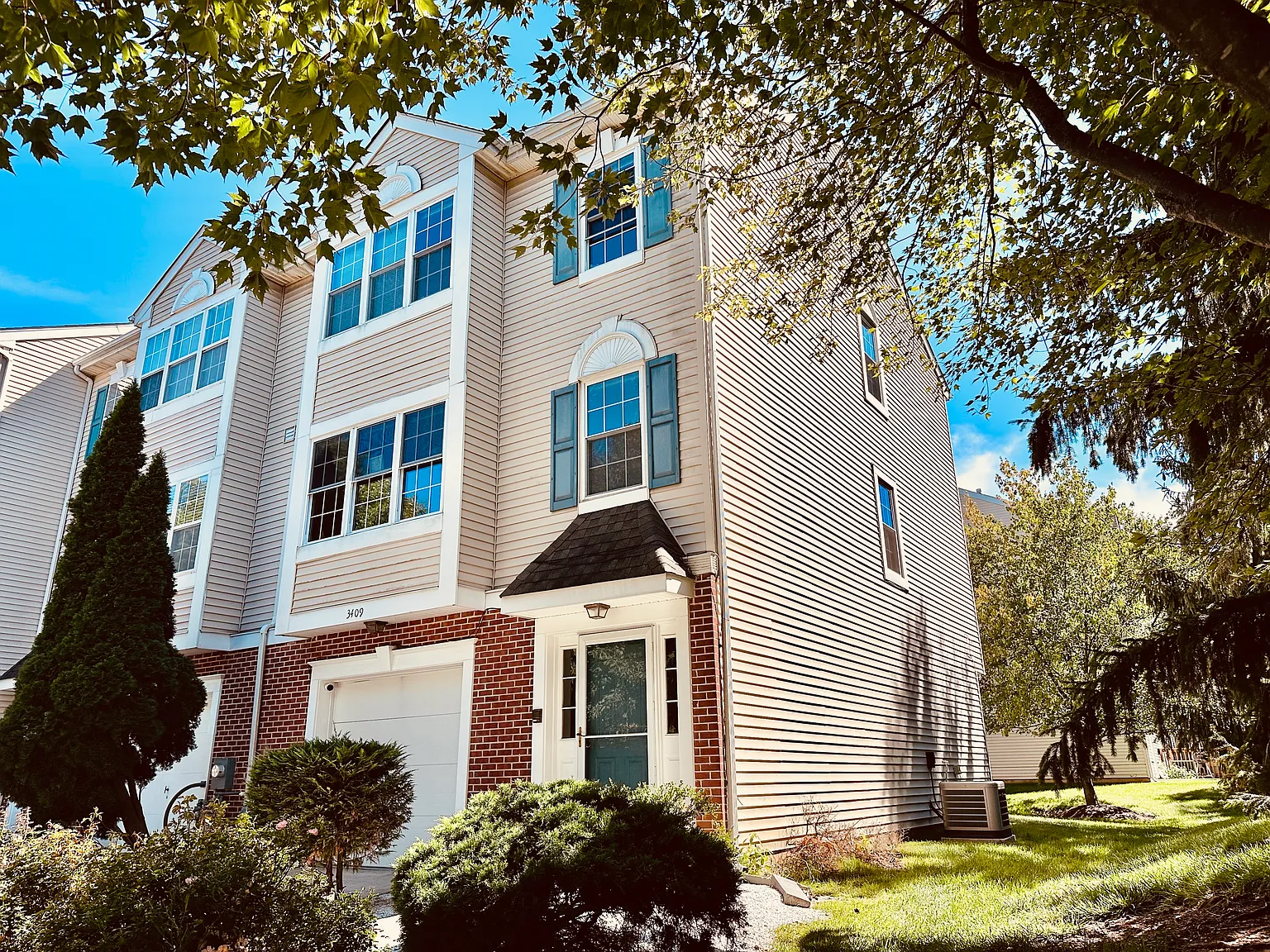 3 bed, 2.5 bath, 1936 sqft, $3,150 — Photo 2
