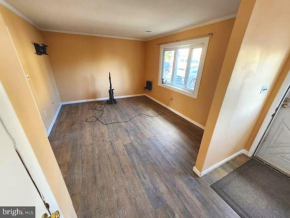 3rd image of 10 Margit Ln