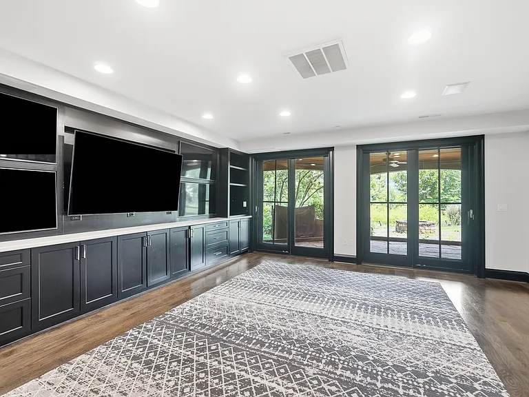 678 Canterbury Dr — Photo 34