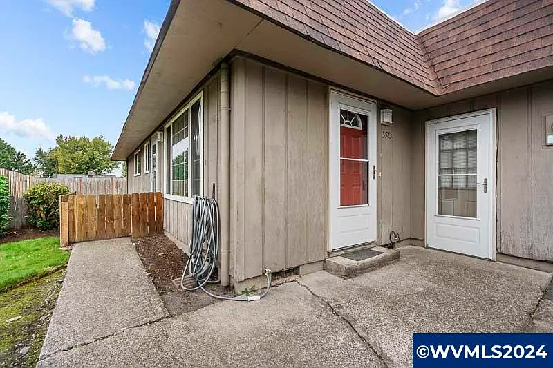 3523 Chiefs Ct NE photo 1