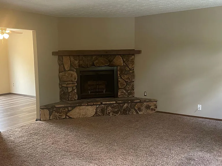 1270 Squires Dr — Photo 4