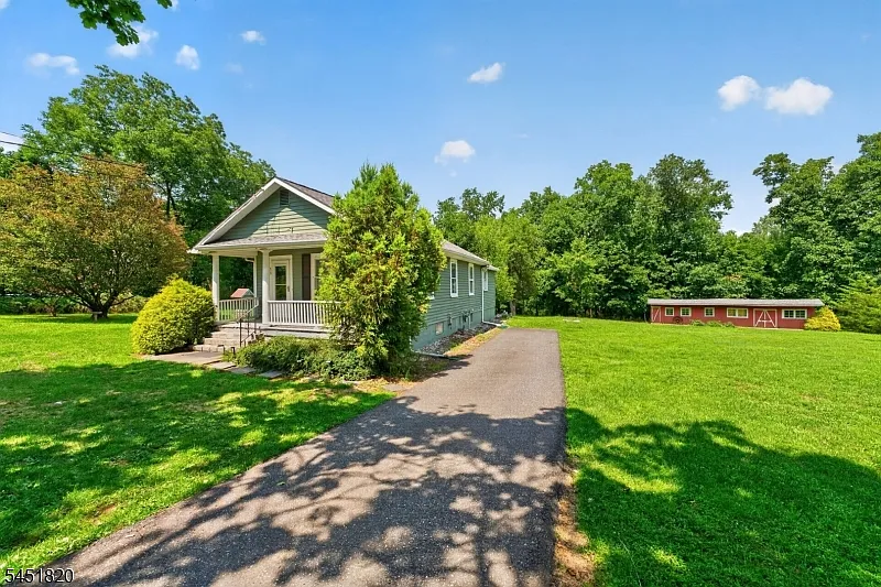3 bed, 1.0 bath, $2,300 — Photo 3