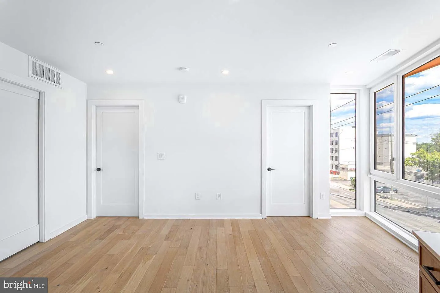 2 bed, 2.0 bath, 924 sqft, $3,300 — Photo 2