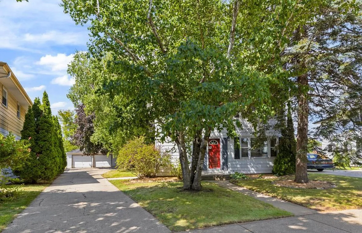 3 bed, $1,800 — Photo 1