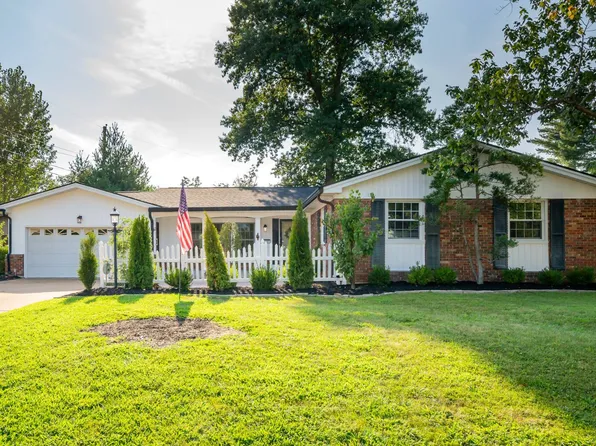 9027 Crestmoor Dr, Saint Louis, MO 63126
