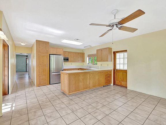 5th image of 829 SW 19th Street