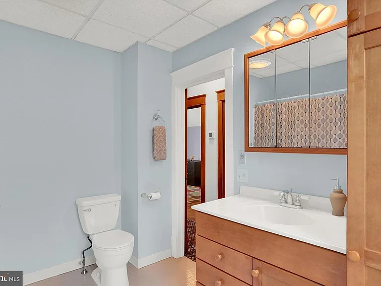 upstairs full bathroom