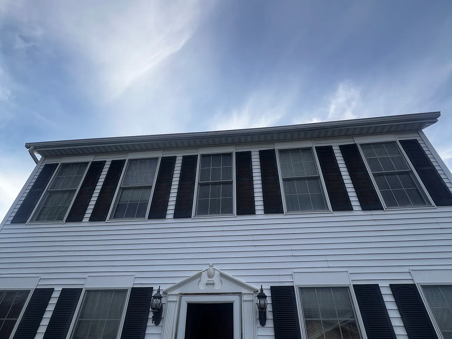5 bed, 2.5 bath, 2610 sqft, $2,300 — Photo 1