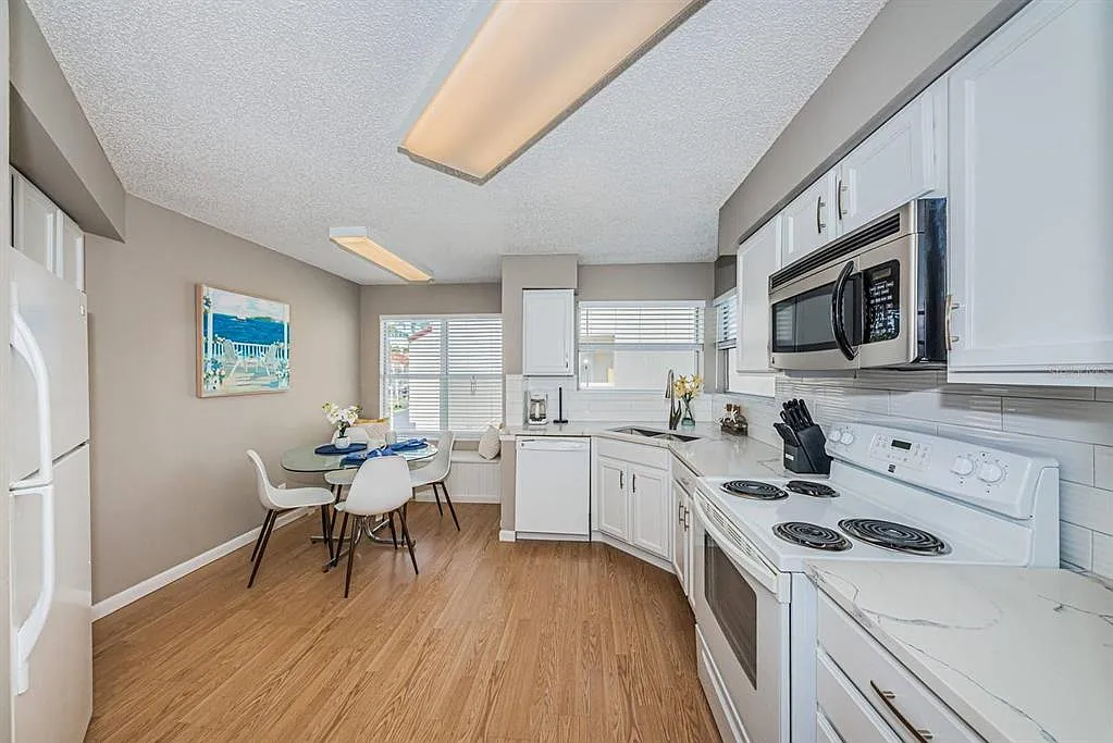 2 bed, 2.0 bath, 1070 sqft, $2,400 — Photo 3