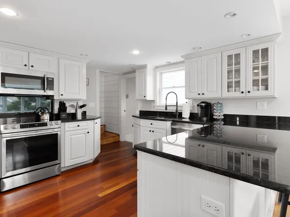 8 49th St, Newbury, MA 01951