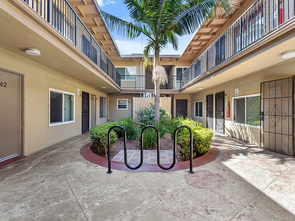 685 S Coronado St #208