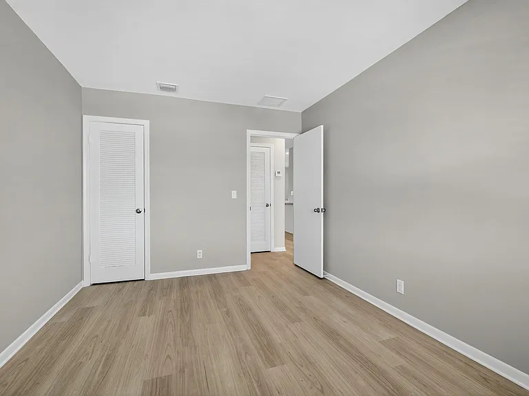 42 Easthampton B — Photo 23