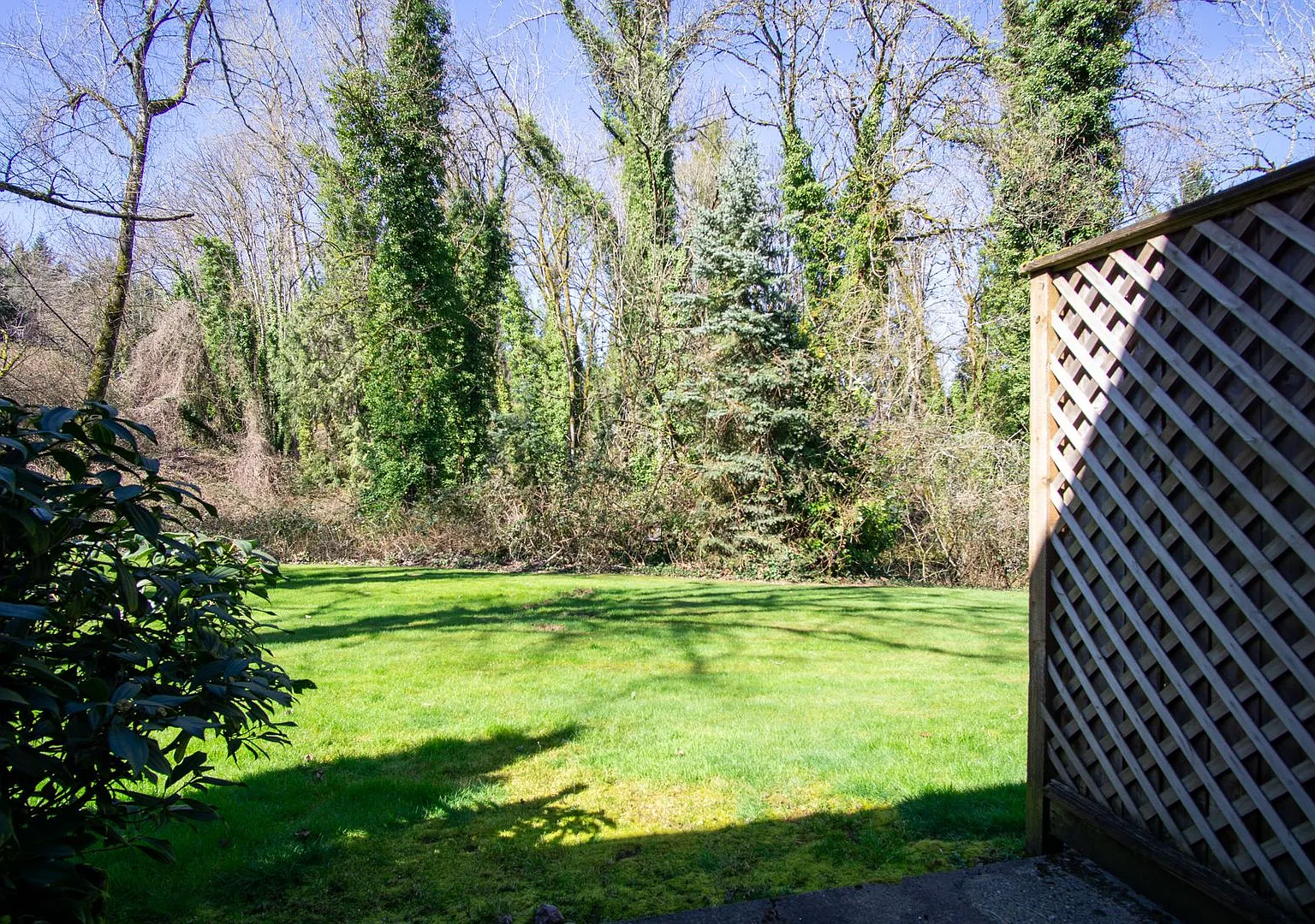 Updated 2 Bedroom Townhouse- Private Patio, Dining Space, Parking, W/D + D/W!! — Photo 1