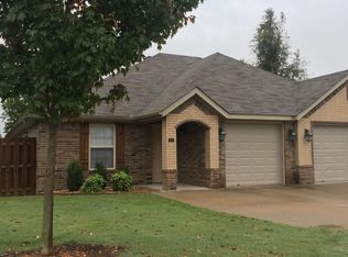 881 Meadowlands Dr, Centerton, AR 72719