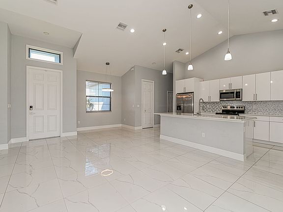 4th image of 3260 29th Ave NE