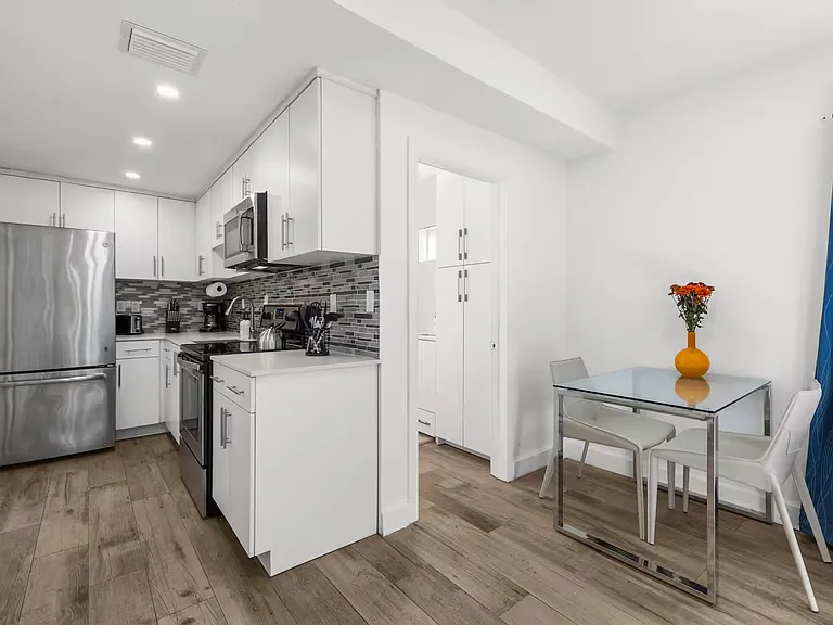 836 SW 4th Ave — Photo 9