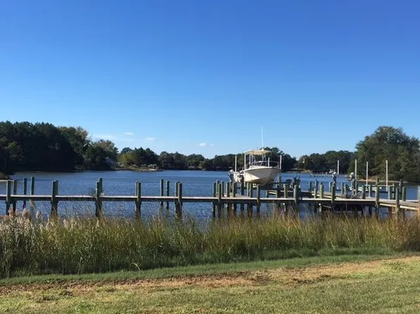 1 Waters Cove Cir, Reedville, VA 22539