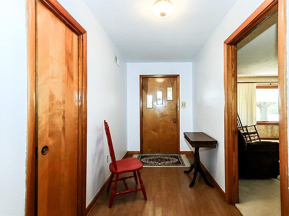 5th image of 601 W 7th St