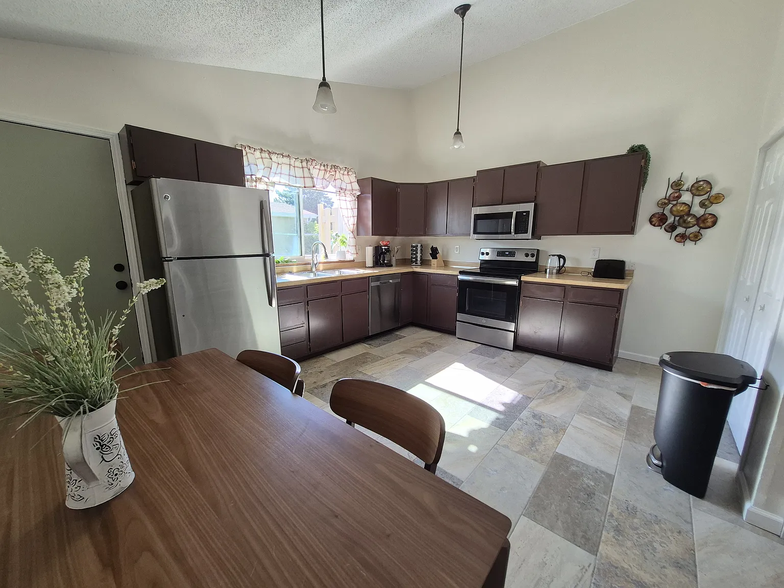 2 bed, 1.5 bath, 1350 sqft, $2,700 — Photo 4