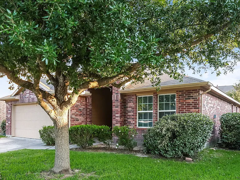 21519 Kings Bend Dr — Photo 3
