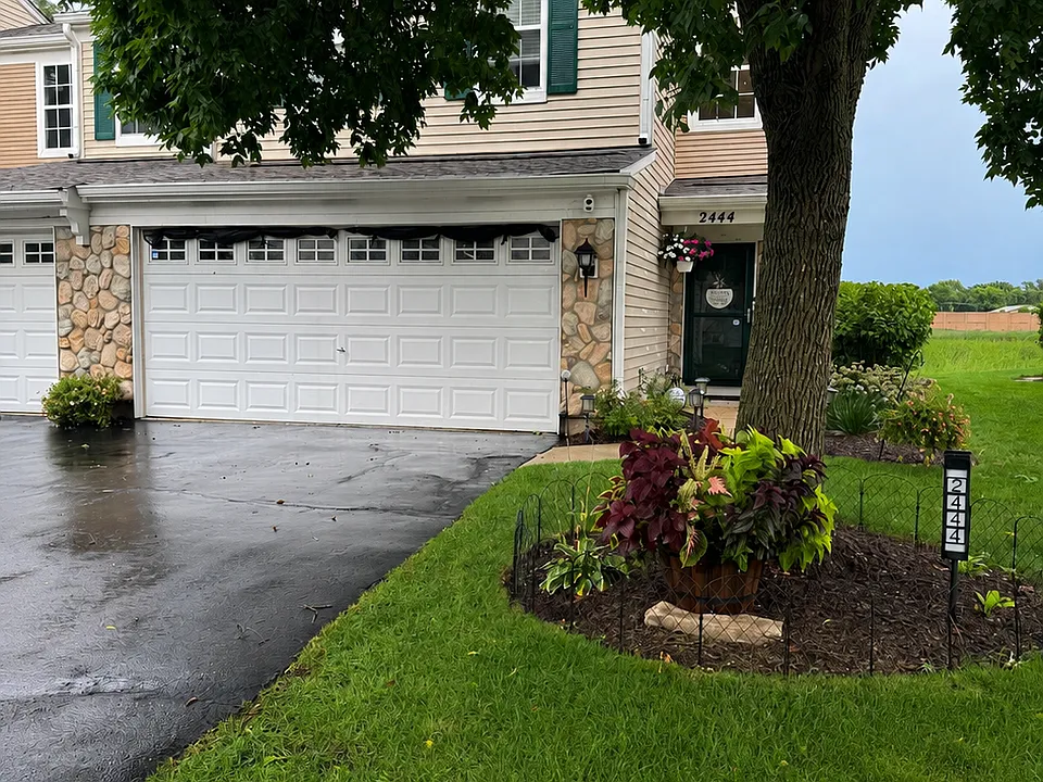 2444 Oak Tree Ln