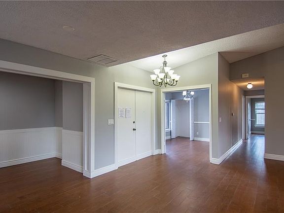 3rd image of 704 Putt Ln E