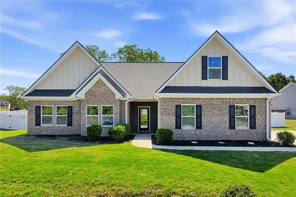 4 bed, 2.0 bath, 2406 sqft, $3,200 — Photo 1