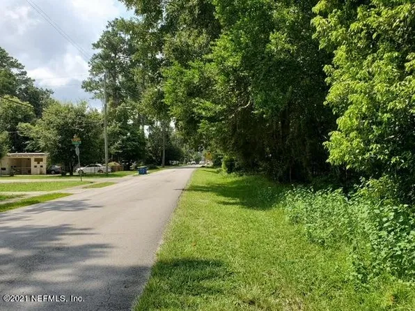 Restlawn Dr, Jacksonville, FL 32208