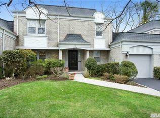 70 Fairway Cir N, Manhasset, NY 11030