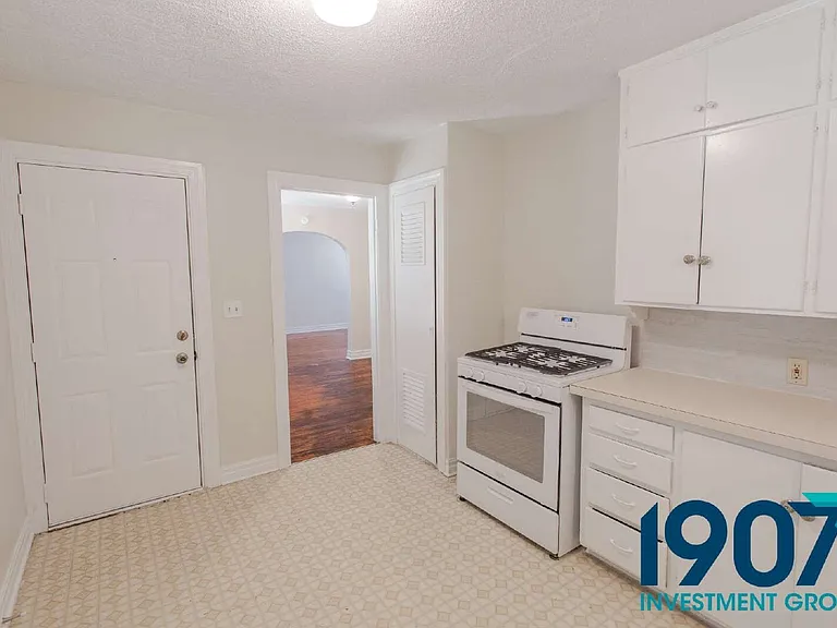 2321 NE 25th St — Photo 12