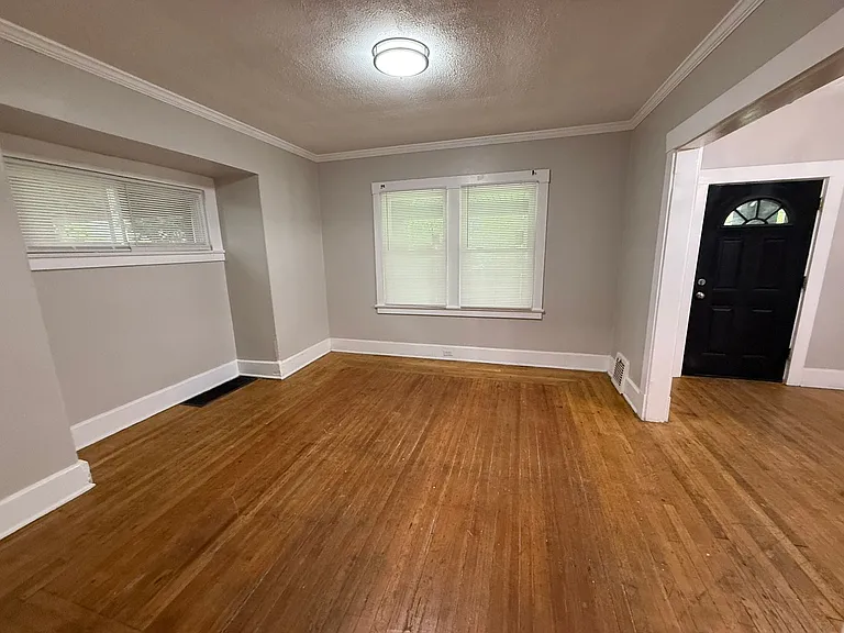 433 Norwood Ave — Photo 2