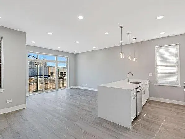 2000 S Desplaines St, Chicago, IL