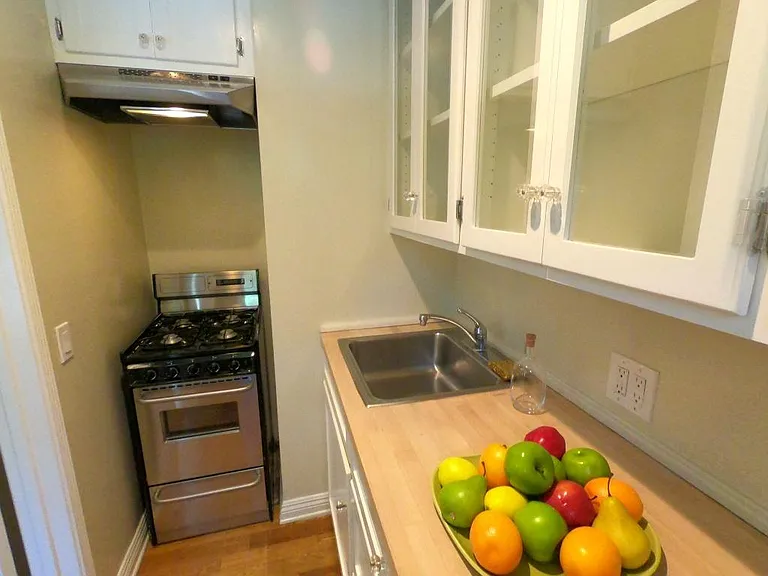 2285 N Beachwood Dr #12 — Photo 16