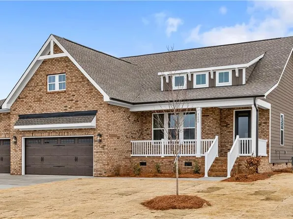 5600 Penguin Dr, Summerfield, NC 27358