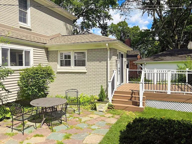 906 Putney St — Photo 3