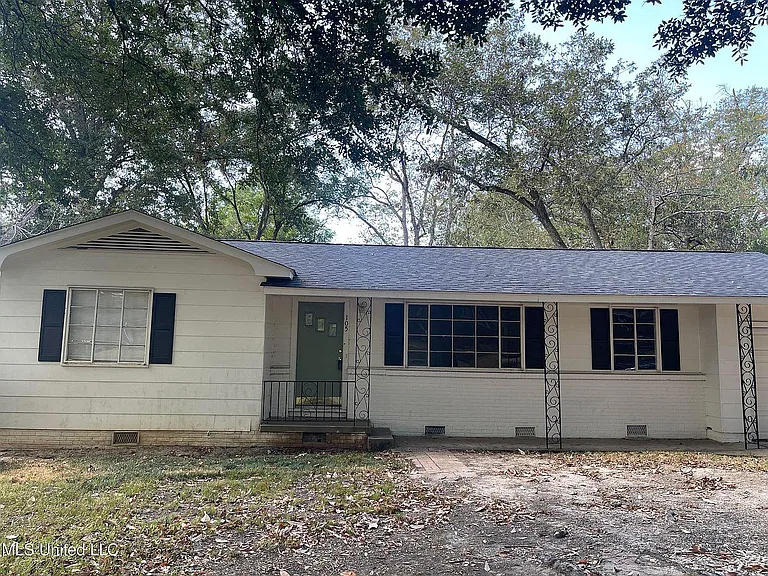 105 Lakeview Dr — Photo 4