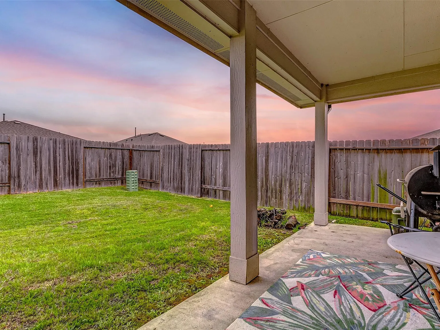 4 bed, 2.0 bath, 2039 sqft, $2,300 — Photo 2