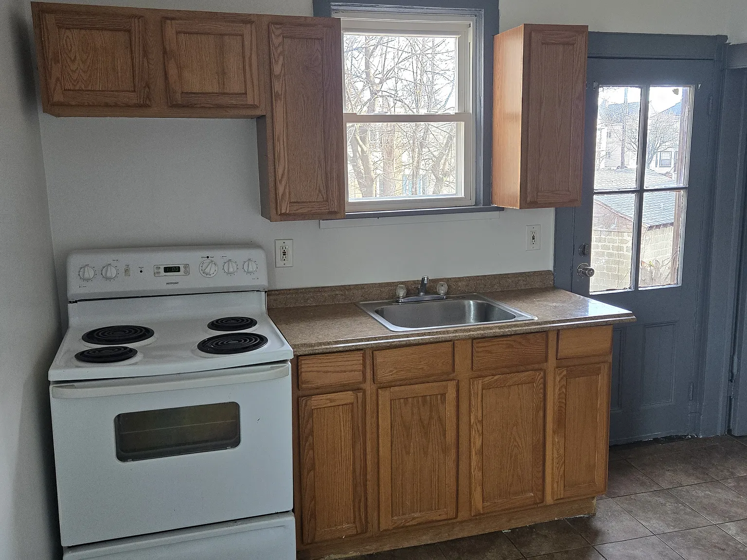 3 bed, 1000 sqft, $2,200 — Photo 4