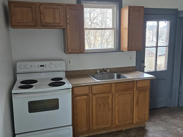 95 Catharine St #2 — Photo 4
