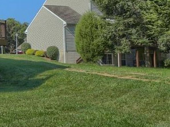 17 Charlemont Ct, Shillington, PA 19607