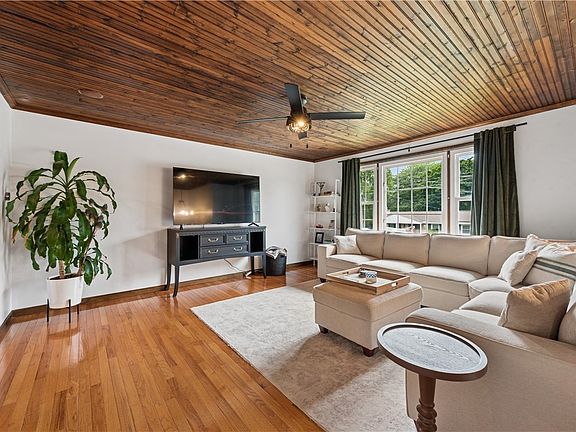 4th image of 949 Rolling Meadows Dr