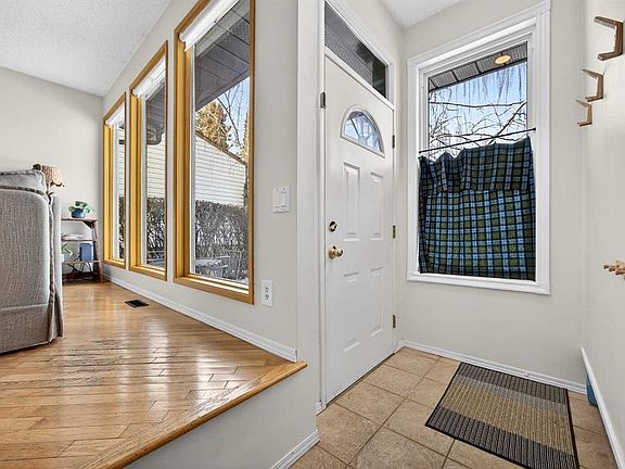 4th image of 100 N Strathcona Close SW