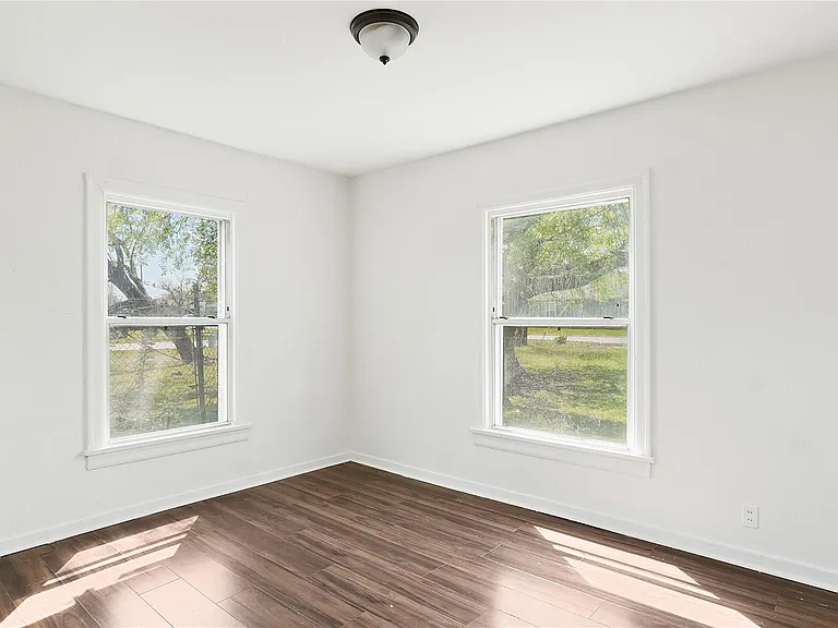 410 Clinton Park St — Photo 3
