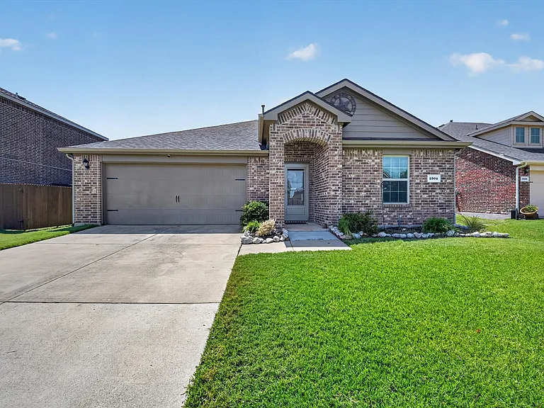 1304 Pampa Grass Dr — Photo 1