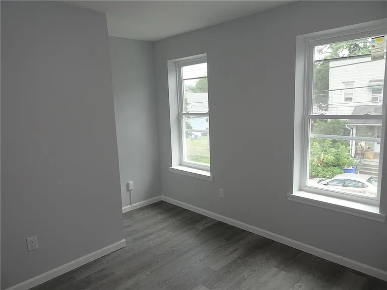 1535 E 7th St — Photo 12