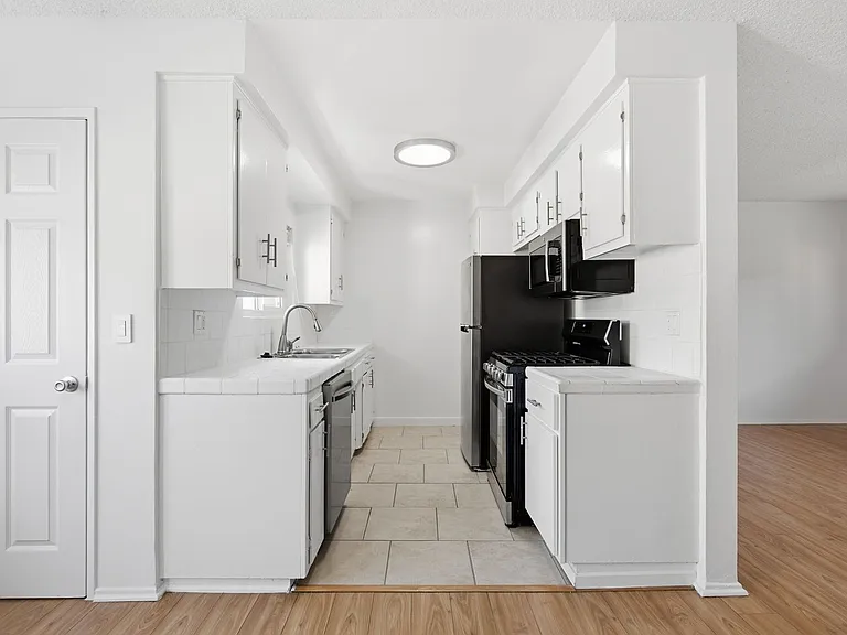 6640 Darby Ave — Photo 16