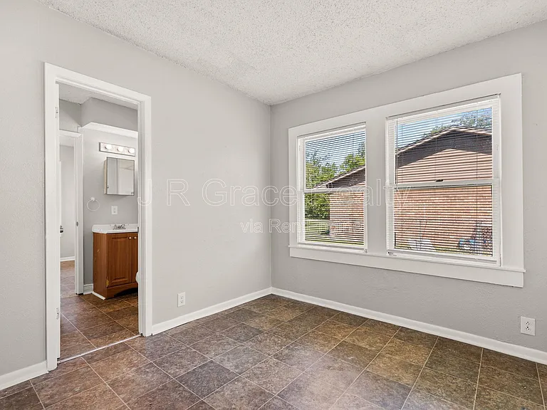 807 W Sabine St — Photo 11